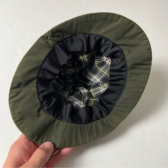 003 - WOMENS BARBOUR MADE IN ENGLAND WAXED OLIVE GREEN CAP HAT - Picture 3 of 5